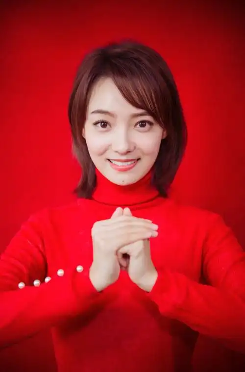 林源甜美养眼新年写真图片