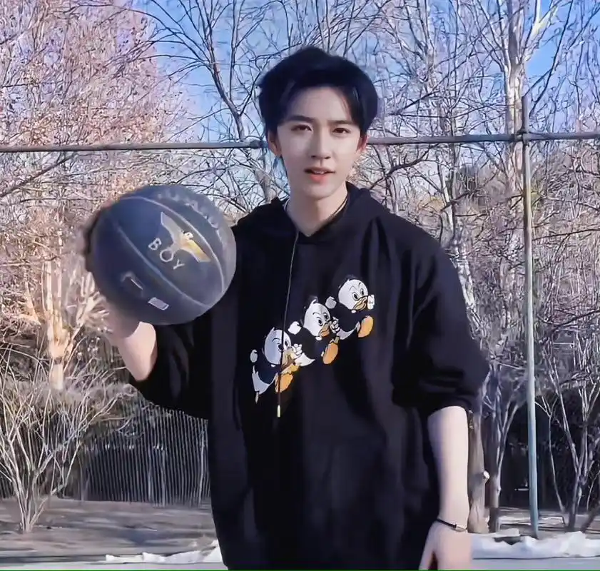 贺峻霖打篮球秀技能,结果投篮不准"糗大了",靠高颜值征服网友