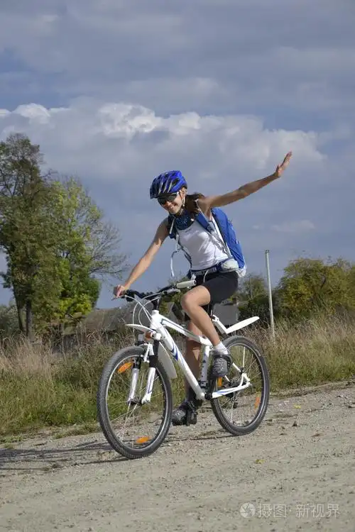 一个女孩在乡间小路上骑着一辆自行车