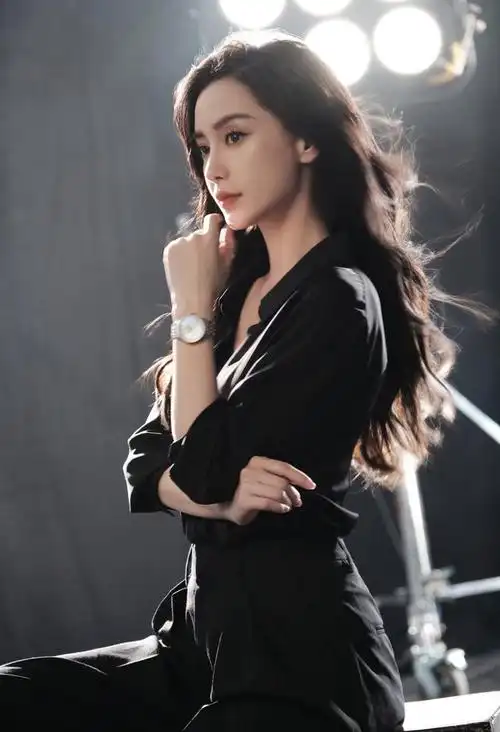 她的写真作品令人着迷,展现了她妩媚而迷人的一面.