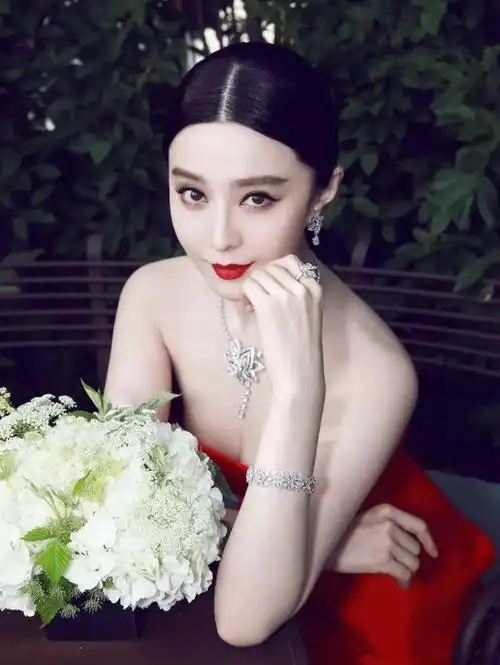 范冰冰一天三套高定礼服出席活动,范冰冰肤白貌美,气质高雅