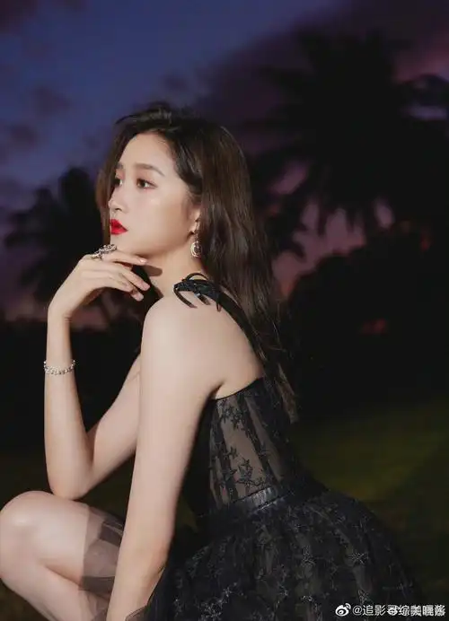 关晓彤微博更新今日gq盛典两套美图