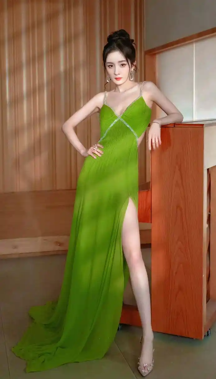 杨幂穿绿色的连衣裙真是又白又显身材