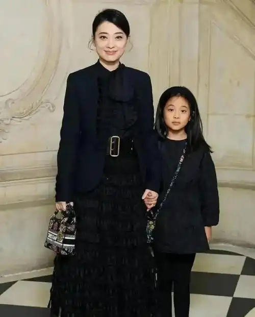 不知不觉,梅婷的女儿曾慕梅也长大,跟梅婷几乎长得一模一样,这基因搭