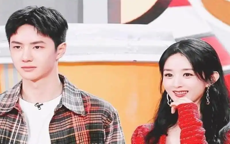 赵丽颖王一博共吃一碗汤,注意一博看颖宝的眼神,暴露两人关系