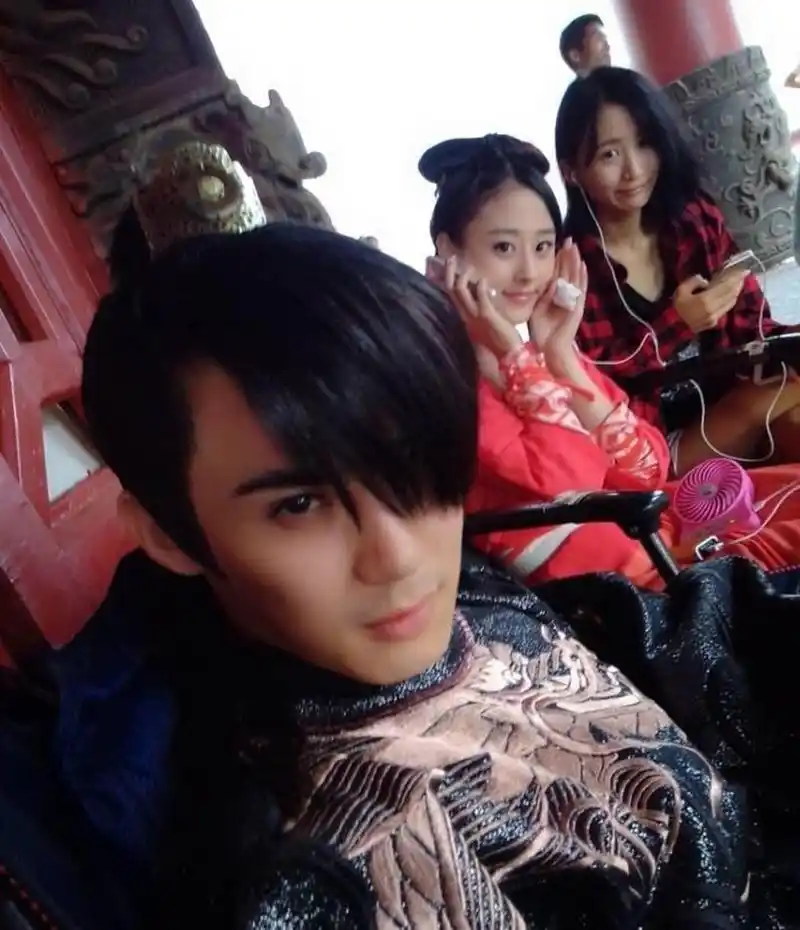 你没看错,片尾红裙戴耳机的美女就是任嘉伦的老婆聂欢!