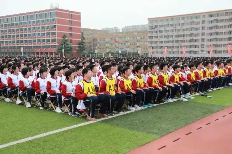 勇担强国使命_不负美好青春_石家庄精英中学隆重举行新学年开学典礼