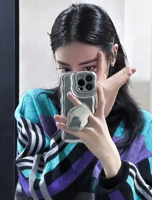 迪丽热巴换手机壳庆祝入住大床房