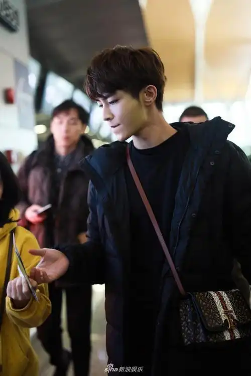 组图:炎亚纶五官精致侧颜超杀 机场获迷妹围堵拍照人气旺
