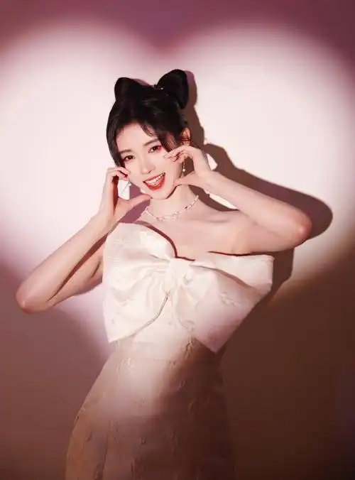 鞠婧祎最新美照曝光一袭白裙温柔可人