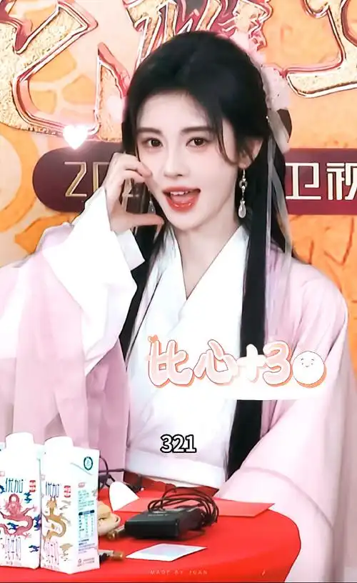 鞠婧祎龙年比心五连拍