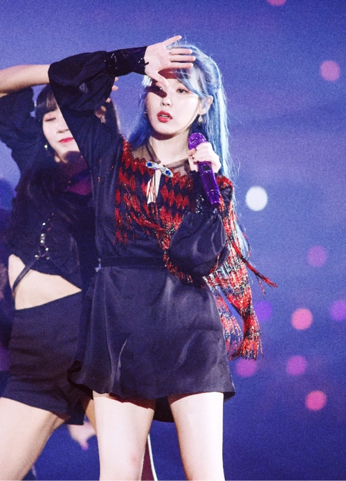 舞台上一头蓝发的iu也美的很突破以往