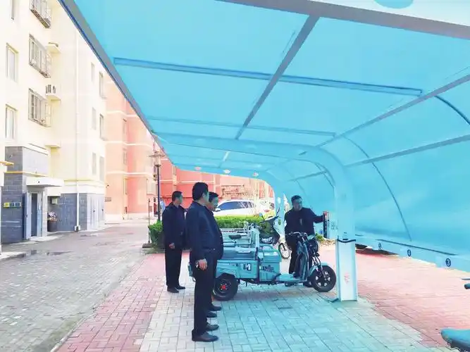 看到小区新建成的智能充电车棚内,整齐停放着一排电动自行车,三轮