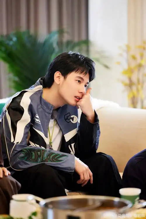 剧照】  丝路好友摇人重聚,火锅唱k欢乐开启  @演员胡先煦好友相聚贴