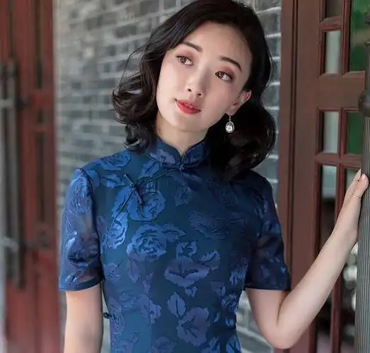 柳岩的变化让人意外,发型换了风格也换了,穿旗袍后气质更像名媛