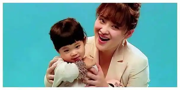 梅婷女儿参加钢琴比赛,她朴素打扮竟夺人气质,光芒四溢!