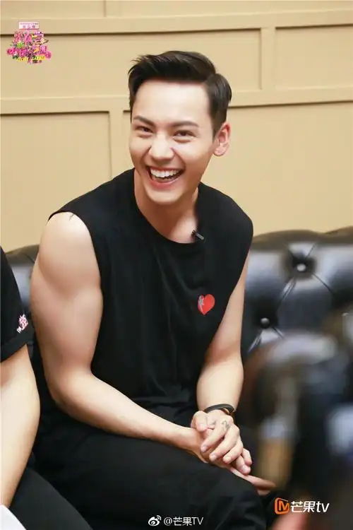 陈伟霆男友力爆棚 做甜品开瓶盖徒手掰苹果