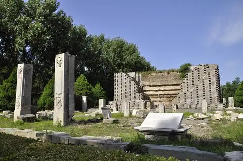 走进圆明园的西洋楼遗址