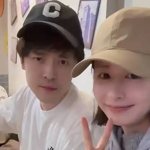 颖儿和6岁女儿探班,付辛博为小月亮买气球,父女牵手逛街幸福!