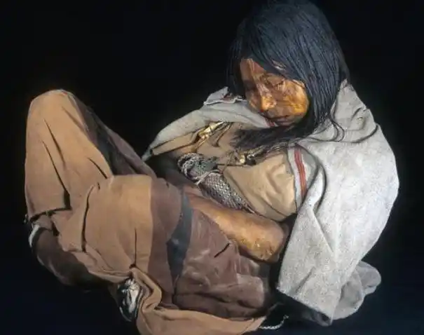 500年身体不腐6700米下现14岁少女干尸人性的扭曲还是道德的