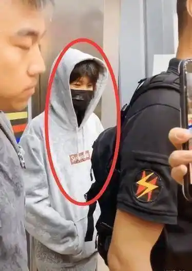 王源脾气忒好了,浑身都被"泼"湿却依旧保持微笑,身旁助理却一脸委屈