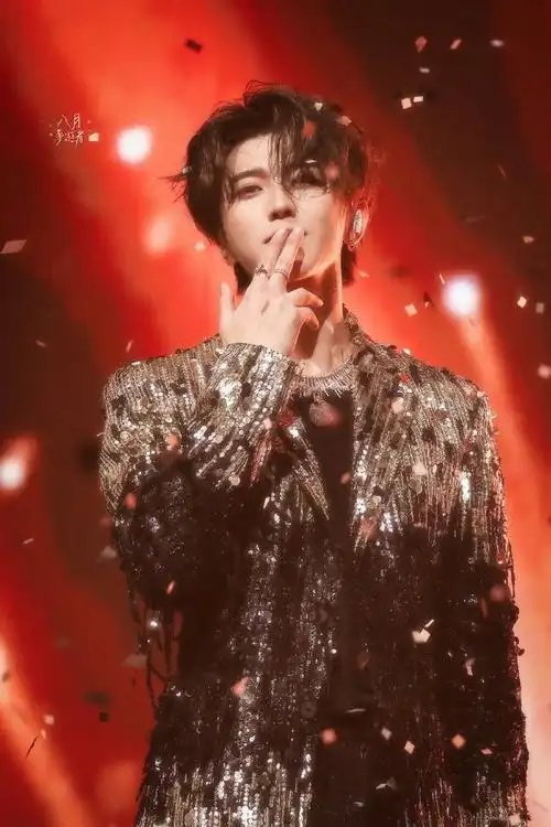 蔡徐坤站姐好会拍