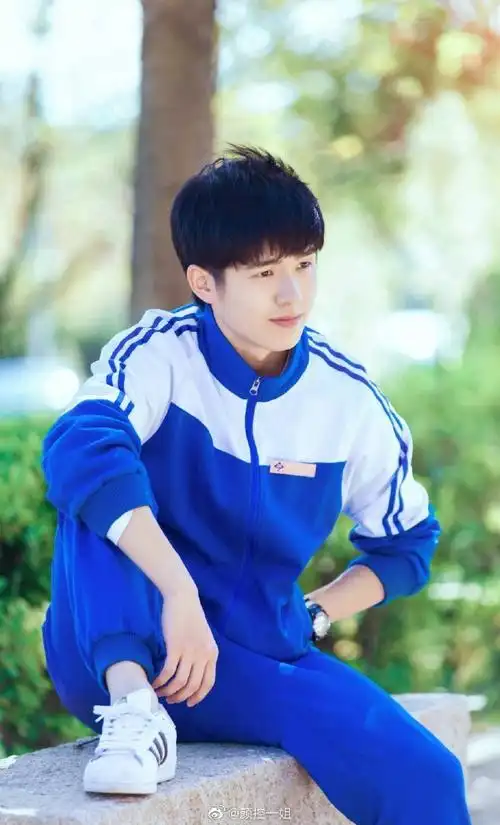 穿校服的模样瞬间让人瞬间怀念校园时代,这谁能不早恋啊吴磊| 王一博