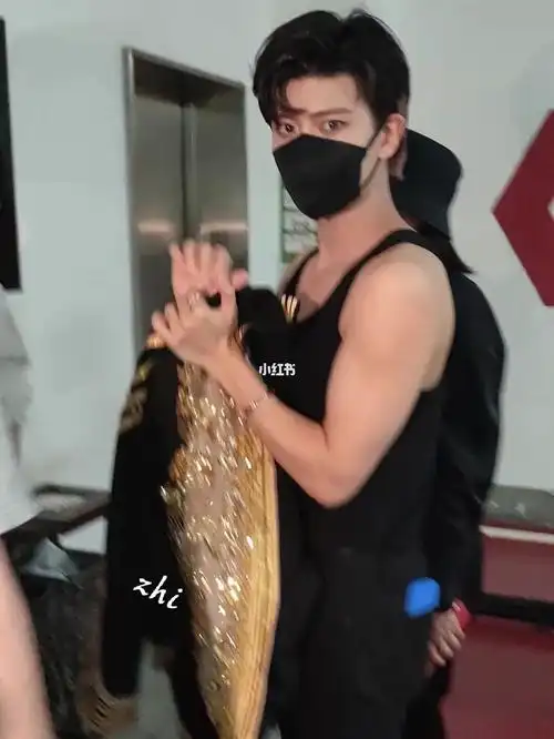 任嘉伦肌肉合集,看下拍驭鲛记时期舞台,瘦了20斤仍然有肌肉,剧方垃圾