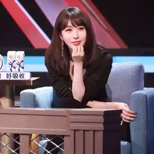 网易视频-李菲儿穿学院连衣裙,清纯甜美似学生妹,俏皮可爱活力满满