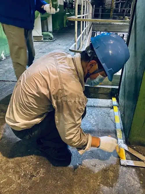 队党支部全体党员组成三创突击队,进行一二期发电机6米区域接地排刷漆