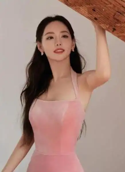 张嘉倪粉色长裙展现青春魅力