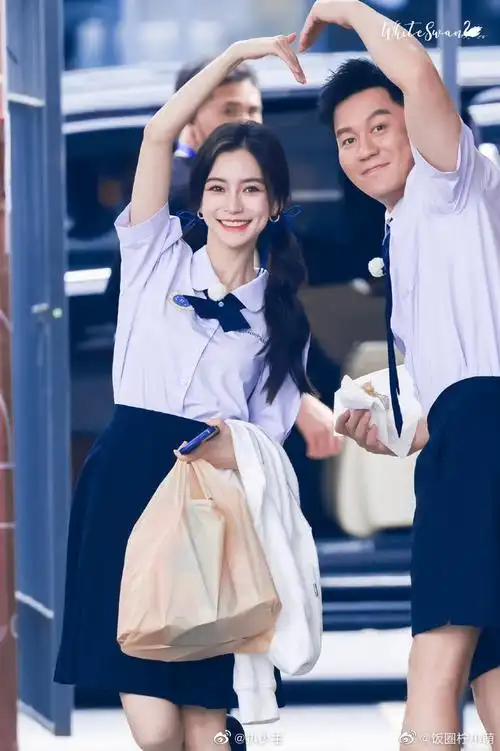 杨颖翘脚比心##杨颖李晨比心合照