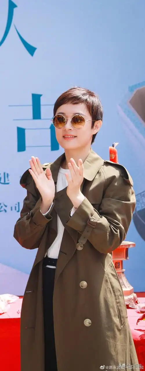 虽然这种发型对于脸型的要求比较高,但是孙俪完全没有在怕的!