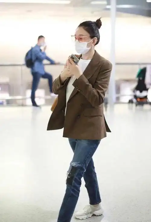 李小冉机场生图美出圈西装配牛仔裤减龄又显腿长