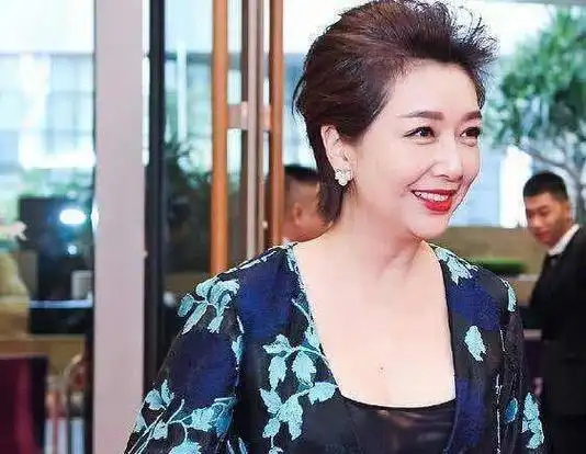 55岁江珊发型时尚妆容宜人穿衣年轻美成妈妈辈榜样