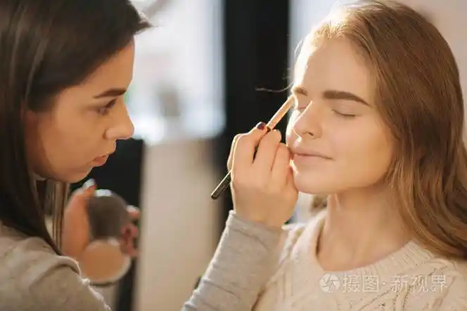 男化妆师为什么女性化 男化妆师为什么女性化这么多