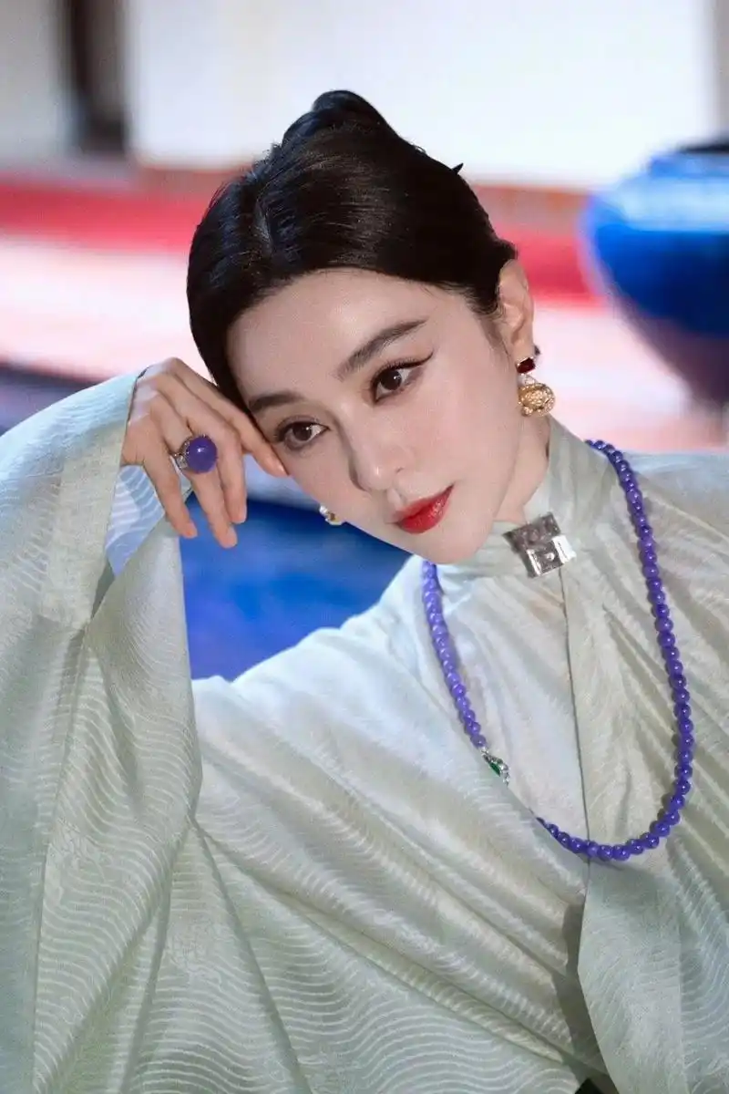 今晚,演员范冰冰 优雅亮相马六甲人民宴会