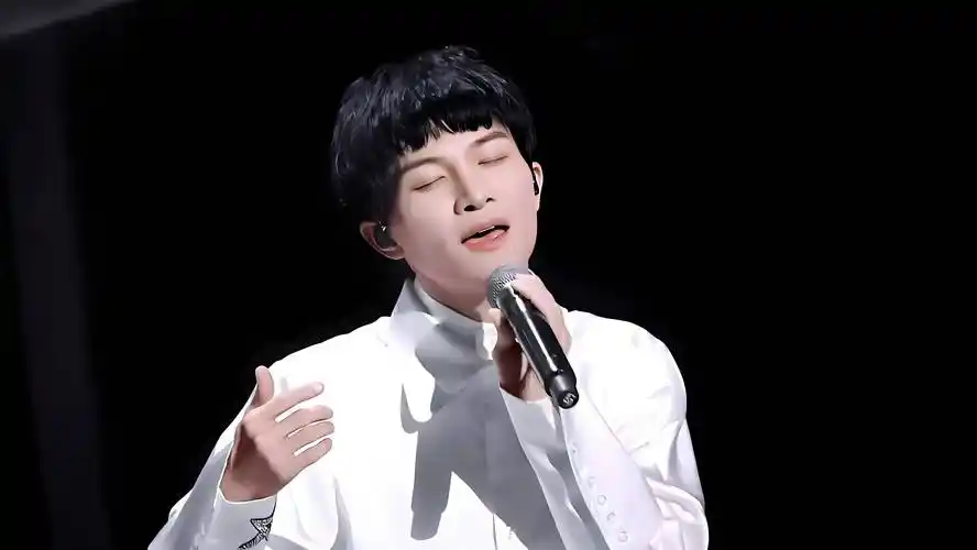 2,邱天的资源很好,客串易烊千玺的新电影,《负负得正》搭档的是朱一龙