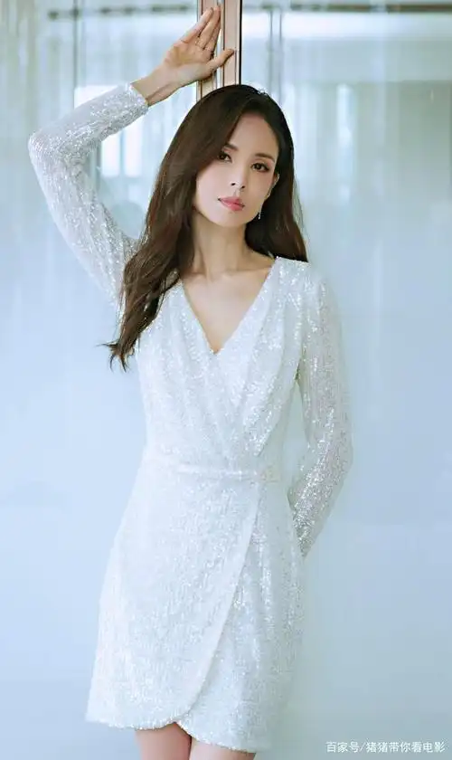 李若彤:气质优雅,端庄秀丽