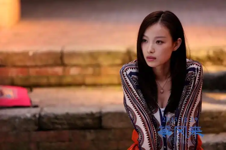 电影《等风来》倪妮精美剧照,俏皮笑容