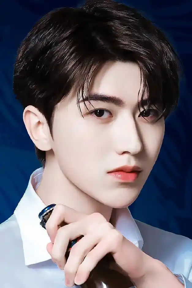 蔡徐坤品牌新图公开 精致脸蛋让人一秒陷入爱情