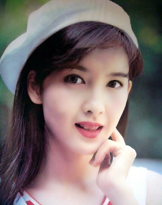 周慧敏年轻时照片,冻龄女神完全没变,美的很真实.