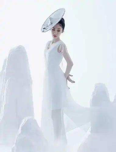 张碧晨变身"古代侠客",穿黑色长裙戴斗笠,满屏帅气挡不住