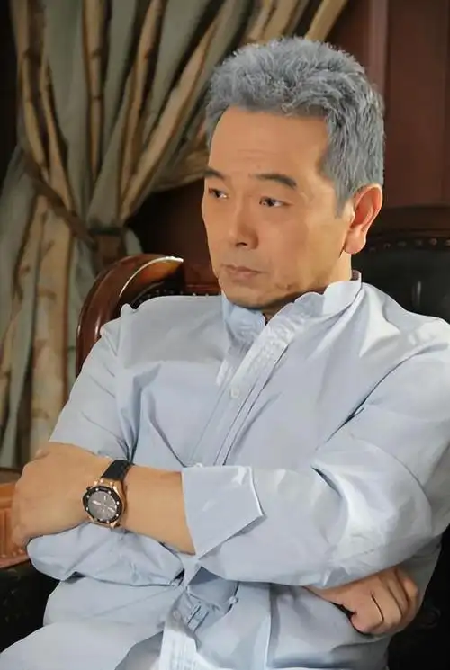 回顾:尖嘴猴腮别硬演富豪角色,8位男明星站那是"人间富贵竹"