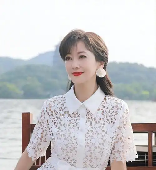 赵雅芝的3个儿子,长子47岁 次子44岁,小儿子37岁,个个让她自豪