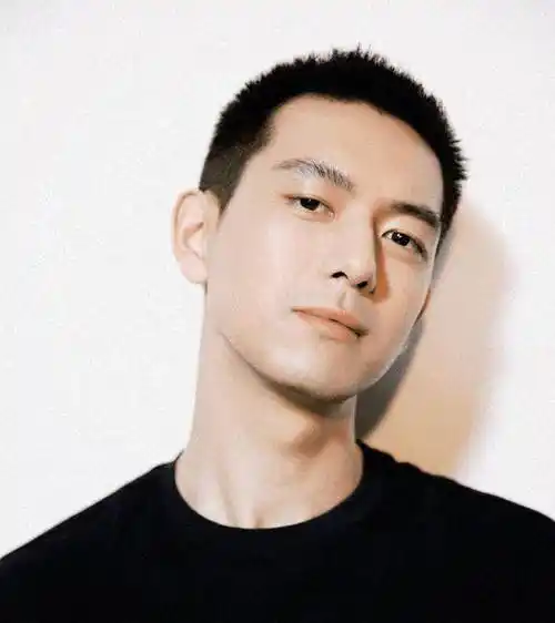 而且李现这次的短发造型也不是第一次剪了,在电影《抵达之谜》里面