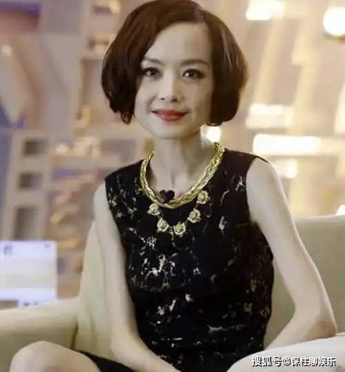 年过半百的鲁豫总算胖了,小v领加蓝色牛仔裤,前凸后翘好不性感_身材