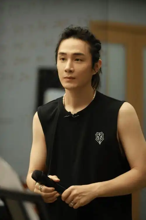 靠安以轩拿资源的李承铉如今翻红穿搭时尚有个性综艺圈粉无数