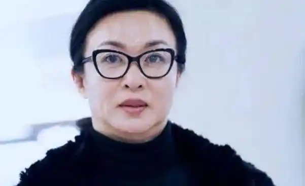 54岁金星重回男儿身,机场男装帅气不减当年!_姐姐_勇气_方式