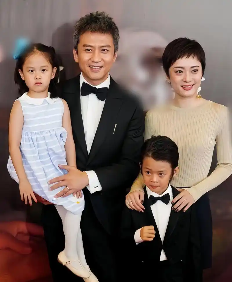孙俪邓超和妻子孙俪,以及儿子邓涵之,女儿邓涵一,一家四口在一起珍贵